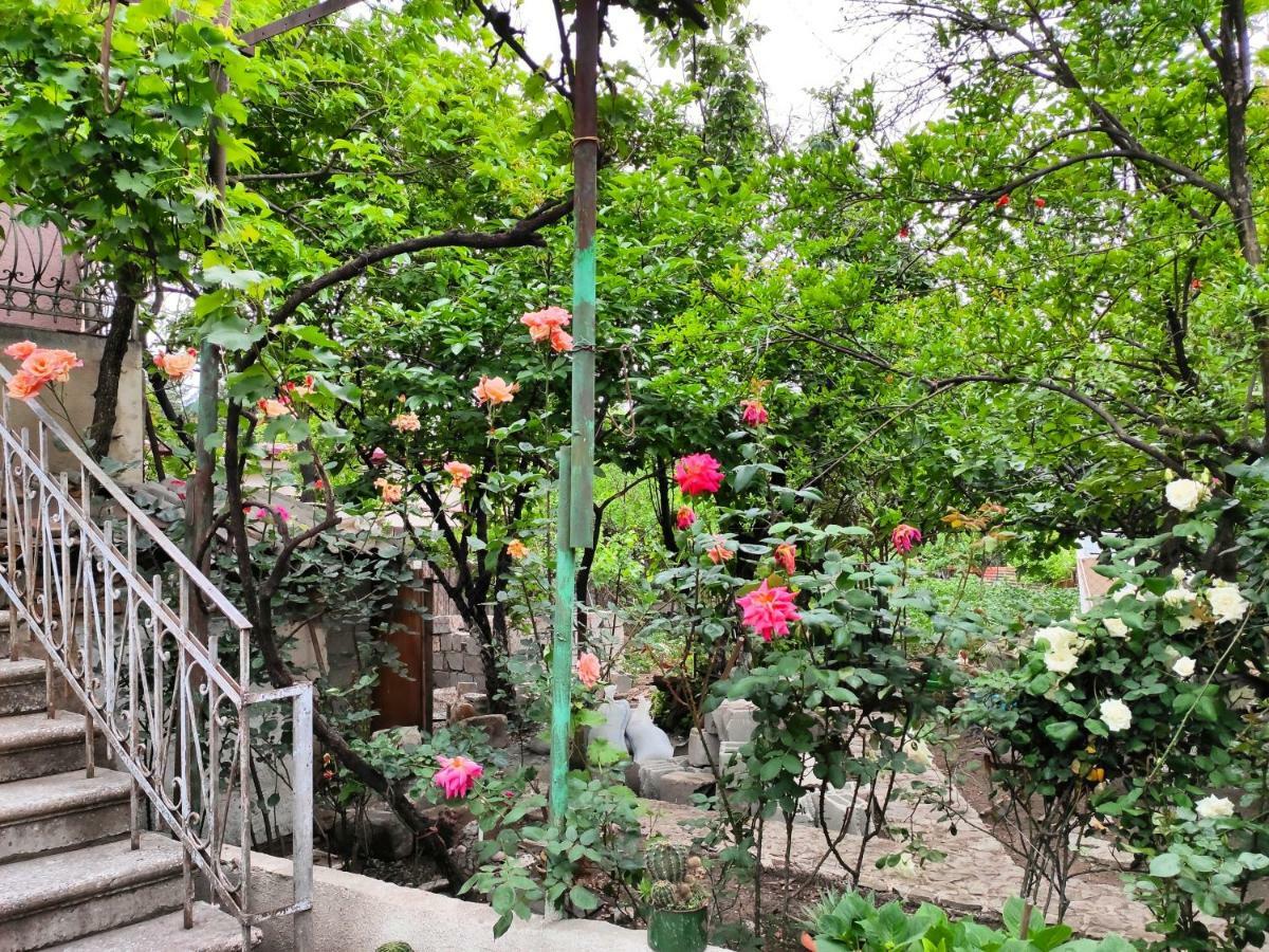 Guesthouse Ttt Tbilisi Buitenkant foto